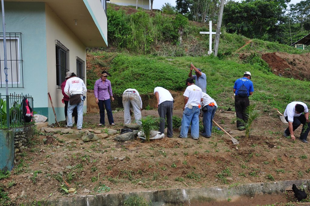 Minga de limpieza en Piedras